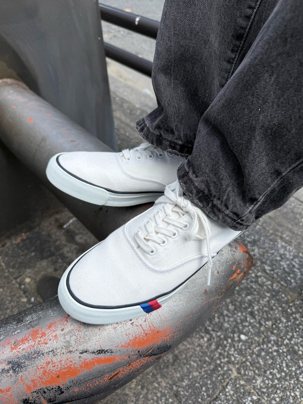 ホワイト系のスニーカーを着用したレディースの秋コーディネートの3枚目の写真