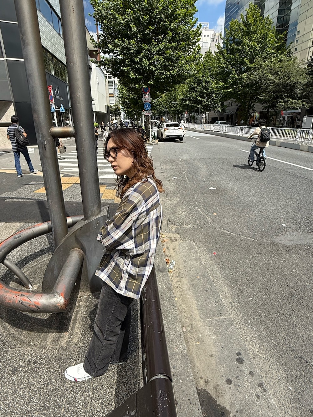 ホワイト系のスニーカーを着用したレディースの秋コーディネートの2枚目の写真