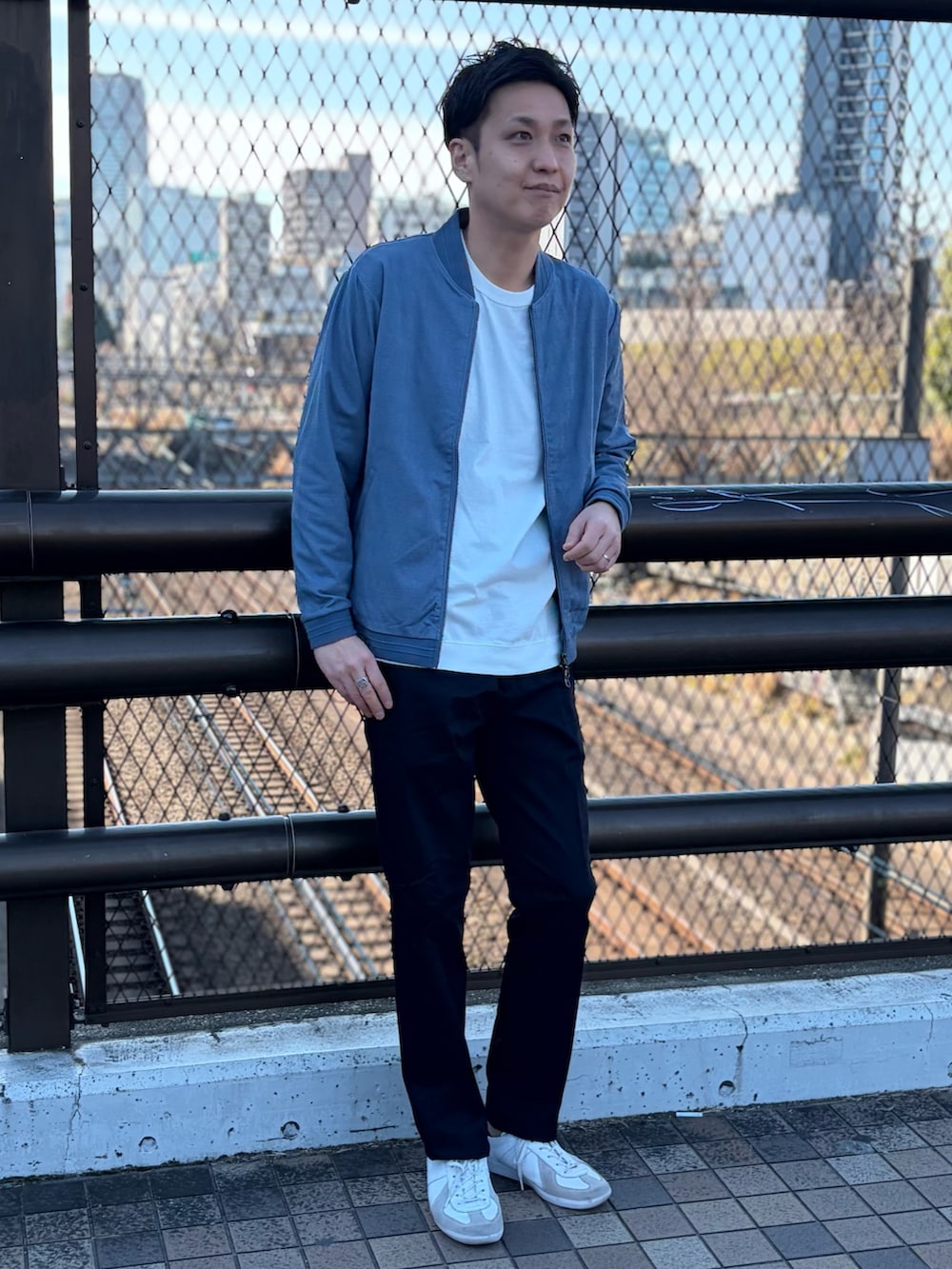 ブルー系のブルゾンを着用したメンズの冬コーディネートの4枚目の写真