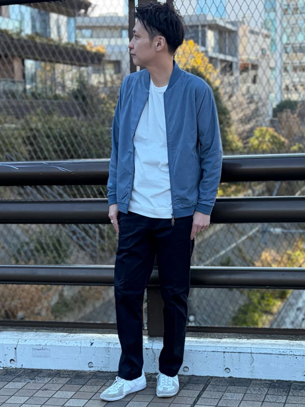 ブルー系のブルゾンを着用したメンズの冬コーディネートの3枚目の写真