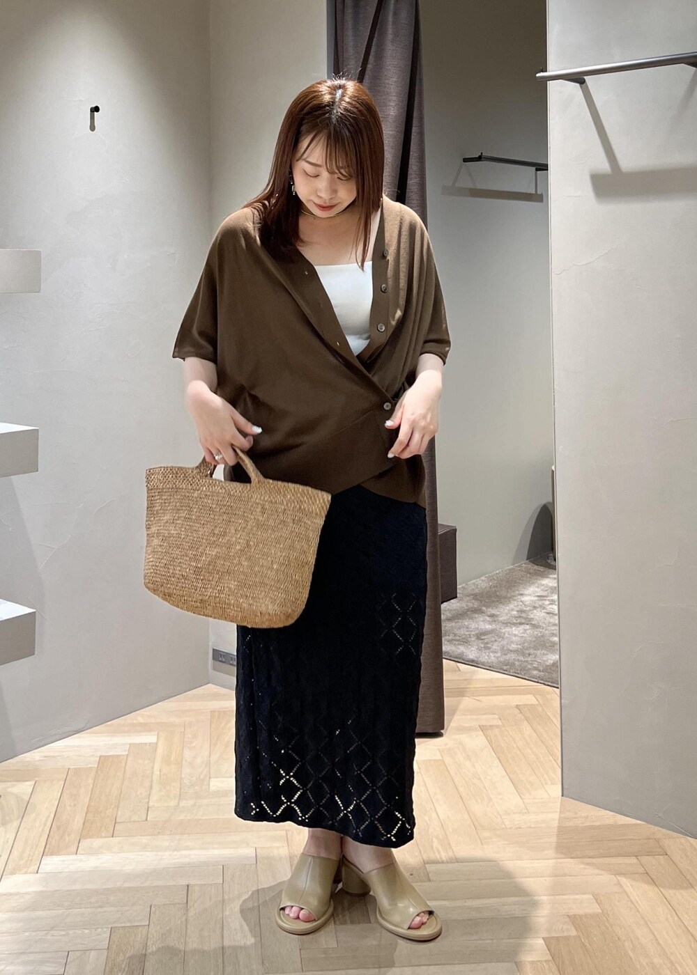ベージュ系のサンダル、ブラック系のスカート、ブラウン系のカーディガン/ボレロを着用したレディースの夏コーディネートの3枚目の写真