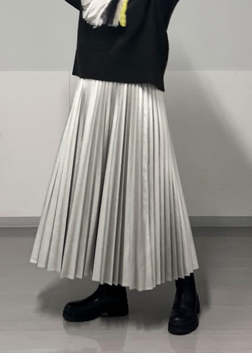 ブラック系のブーツ、ブラウン系のニット/セーター、シルバー系のスカートを着用したレディースの秋コーディネートの8枚目の写真