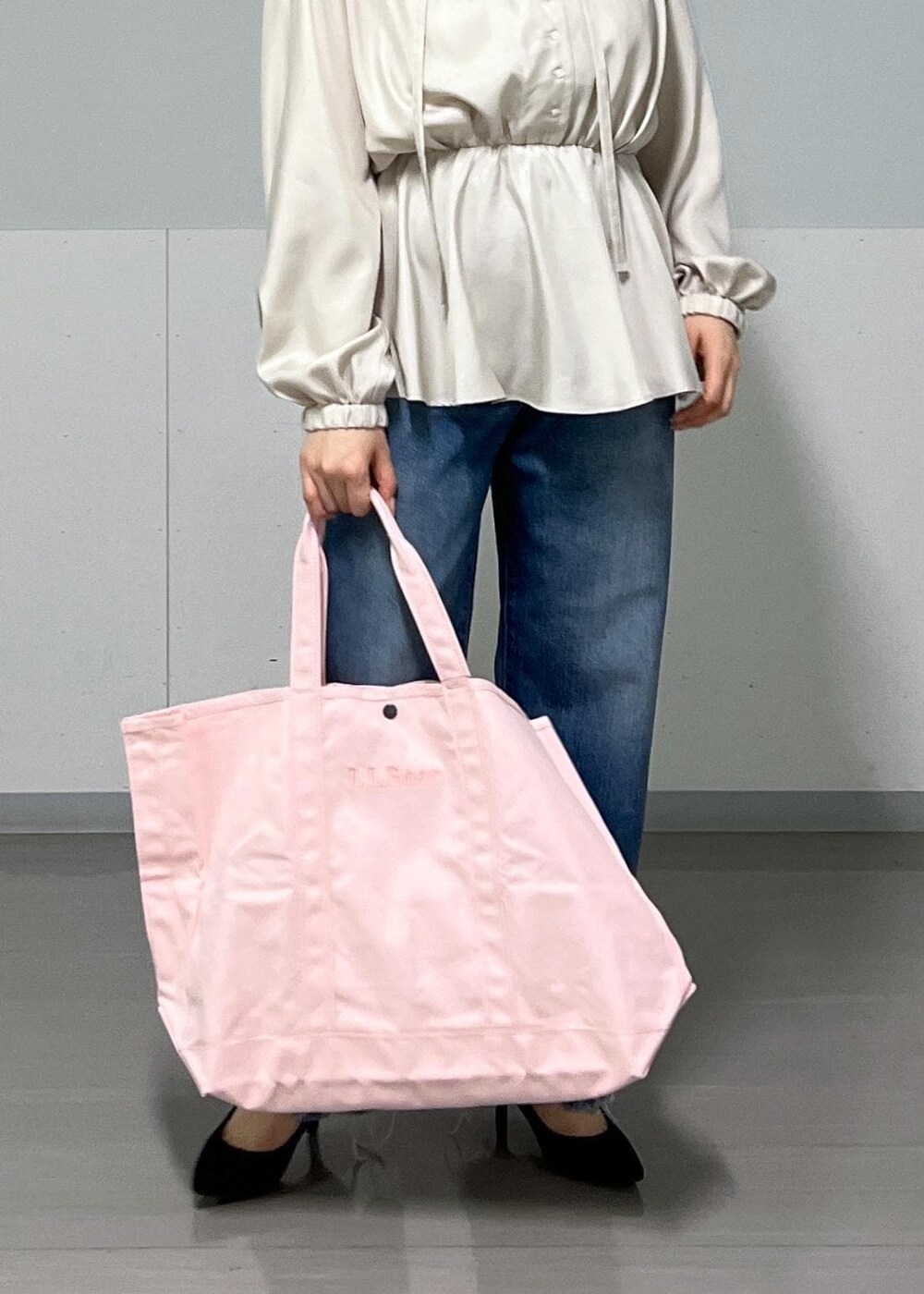 ブルー系のデニムパンツ、ベージュ系のシャツ/ブラウスを着用したレディースの春コーディネートの8枚目の写真