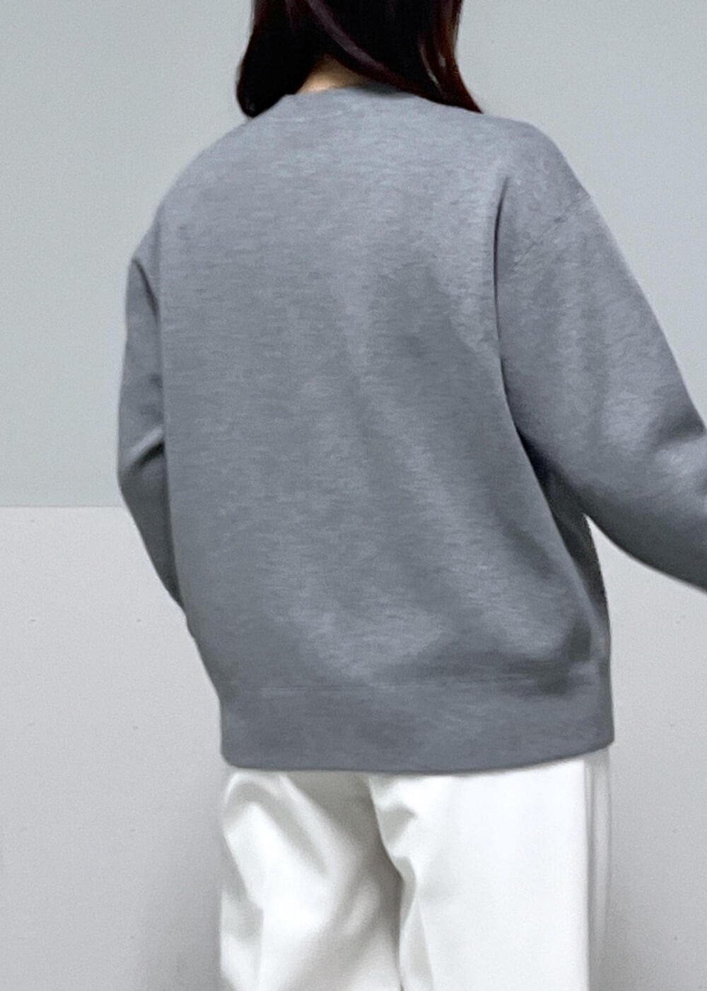 ブラック系のショルダーバッグ、ホワイト系のその他パンツ、グレー系のカーディガン/ボレロを着用したレディースの冬コーディネートの5枚目の写真