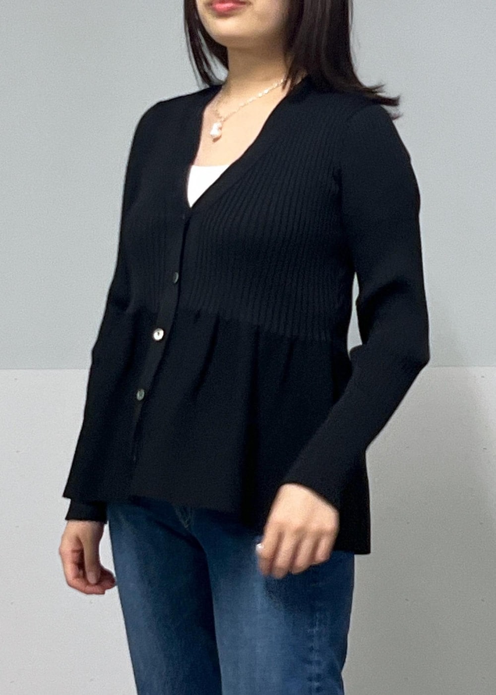 ベージュ系のショルダーバッグ、ブラック系のカーディガン/ボレロを着用したレディースの秋コーディネートの4枚目の写真