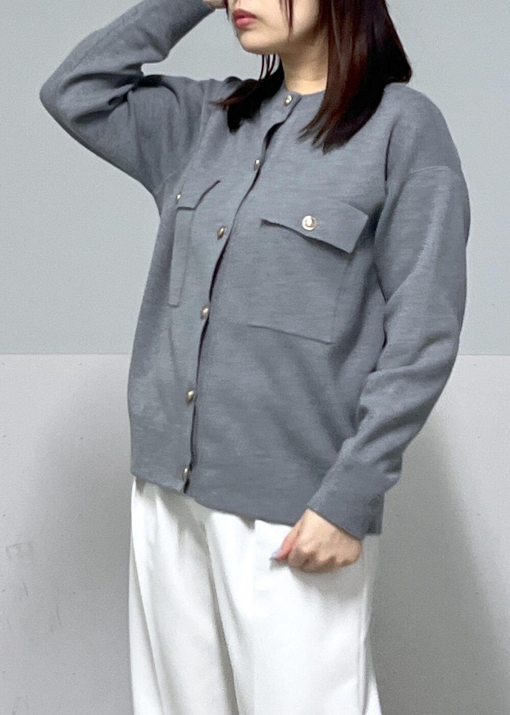 ブラック系のショルダーバッグ、ホワイト系のその他パンツ、グレー系のカーディガン/ボレロを着用したレディースの冬コーディネートの4枚目の写真