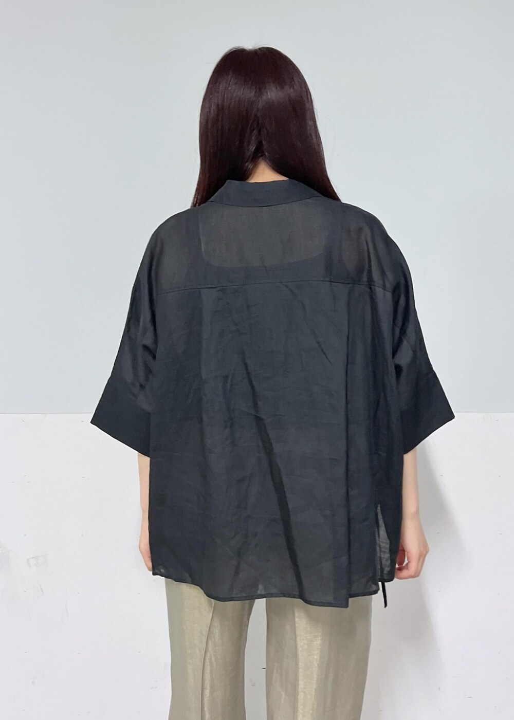 ブラック系のかごバッグ、ゴールド系のサンダル、グレー系のその他パンツを着用したレディースの春コーディネートの5枚目の写真