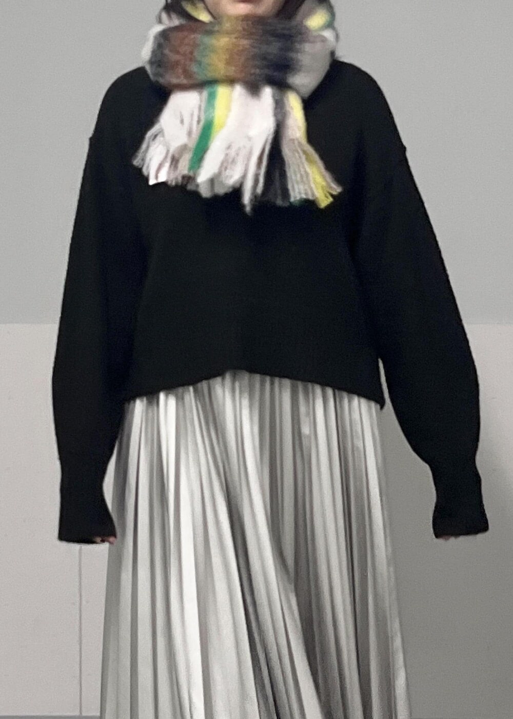 ブラック系のブーツ、ブラウン系のニット/セーター、シルバー系のスカートを着用したレディースの秋コーディネートの7枚目の写真