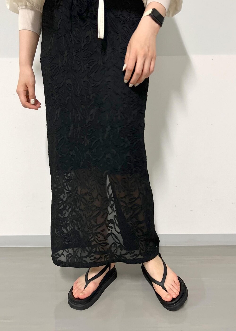 ブラック系のサンダル、ホワイト系のTシャツ/カットソー、ホワイト系のトートバッグを着用したレディースの春コーディネートの5枚目の写真