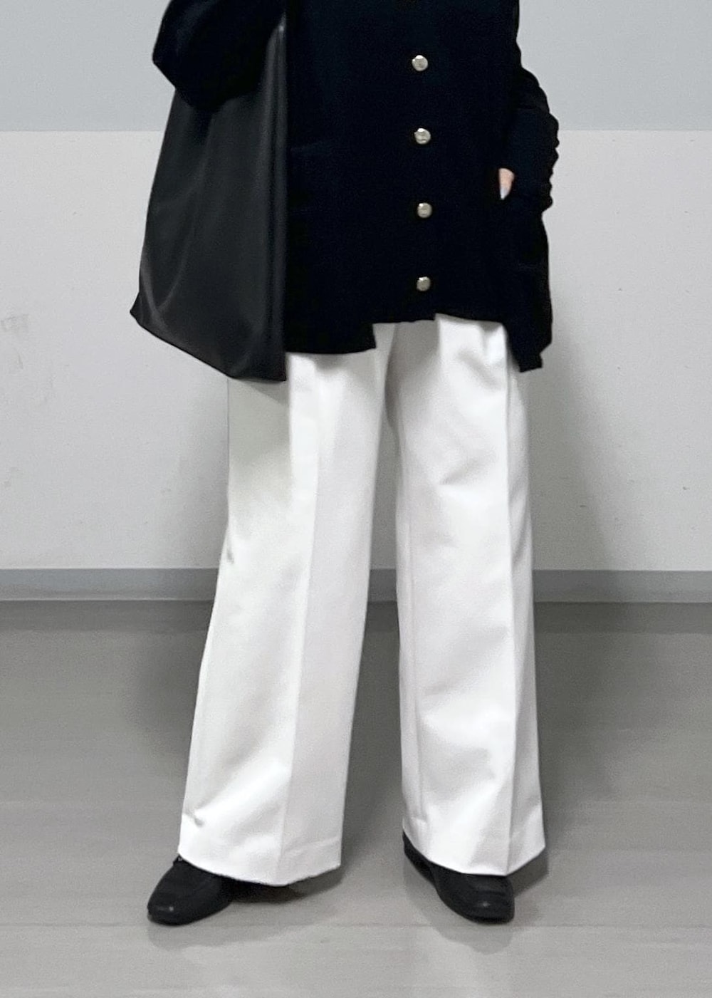 ホワイト系のその他パンツ、ブラック系のトートバッグ、ブラック系のカーディガン/ボレロを着用したレディースの冬コーディネートの7枚目の写真