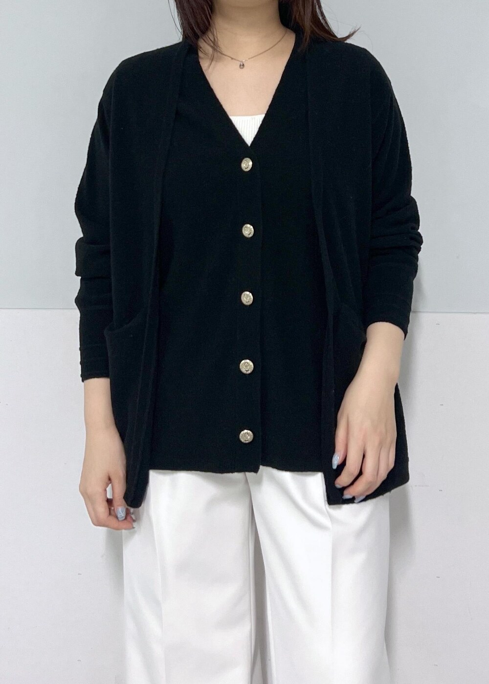 ホワイト系のその他パンツ、ブラック系のトートバッグ、ブラック系のカーディガン/ボレロを着用したレディースの冬コーディネートの4枚目の写真