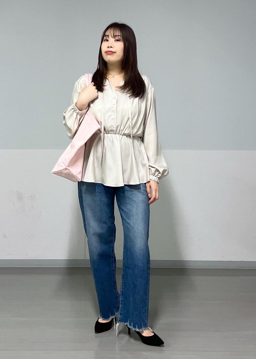 ブルー系のデニムパンツ、ベージュ系のシャツ/ブラウスを着用したレディースの春コーディネートの2枚目の写真