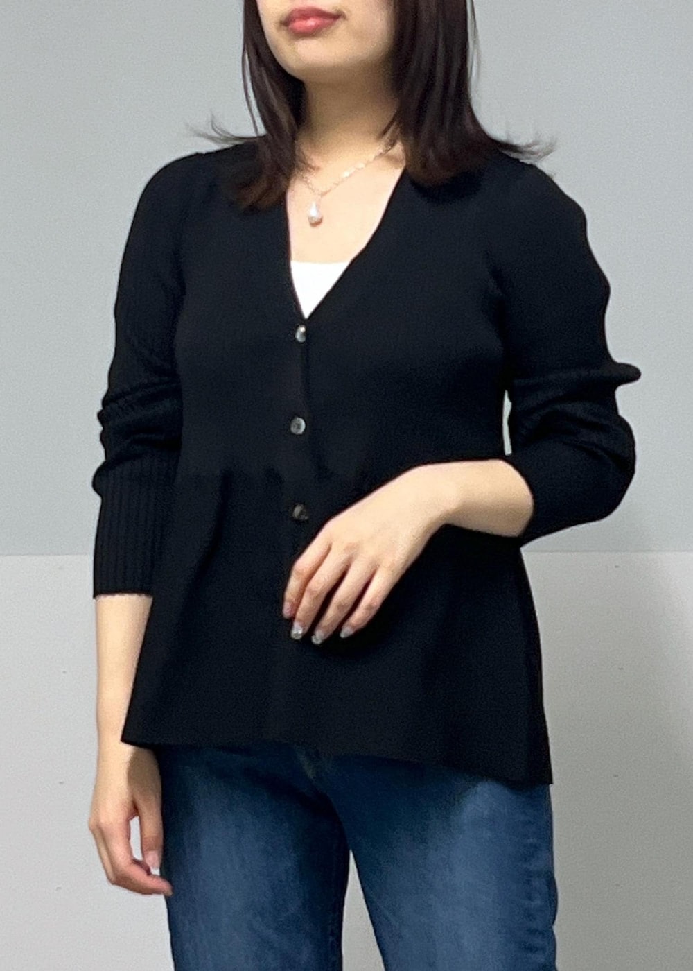 ベージュ系のショルダーバッグ、ブラック系のカーディガン/ボレロを着用したレディースの秋コーディネートの5枚目の写真