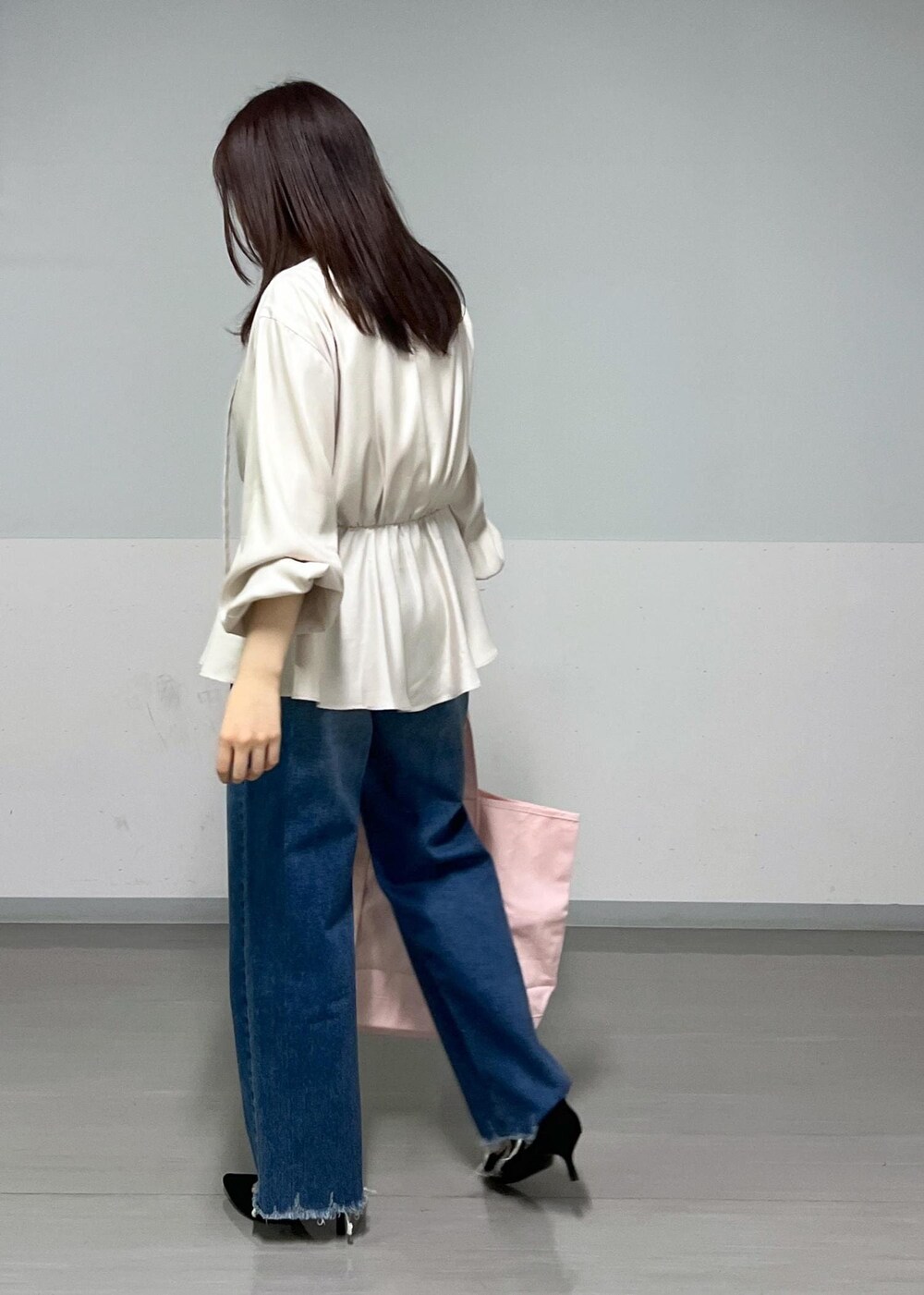 ブルー系のデニムパンツ、ベージュ系のシャツ/ブラウスを着用したレディースの春コーディネートの5枚目の写真