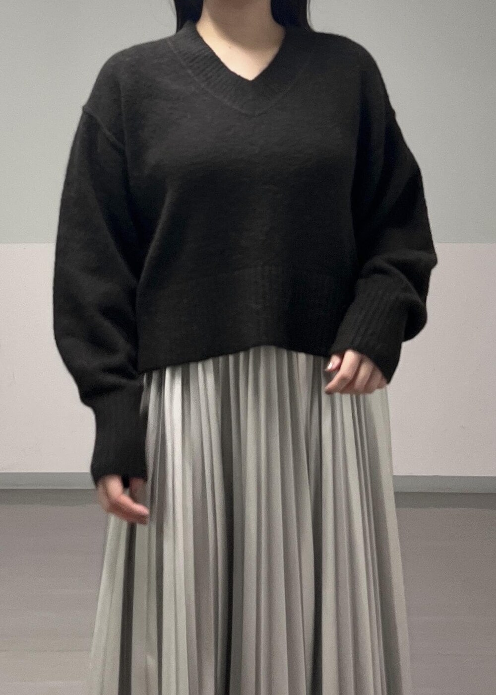 ブラック系のブーツ、ブラウン系のニット/セーター、シルバー系のスカートを着用したレディースの秋コーディネートの10枚目の写真