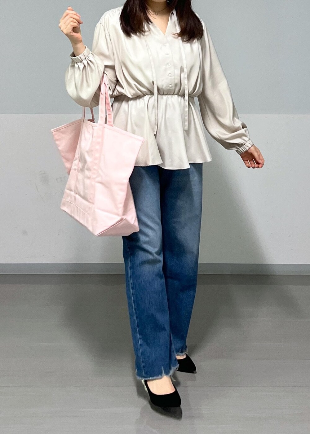 ブルー系のデニムパンツ、ベージュ系のシャツ/ブラウスを着用したレディースの春コーディネートの6枚目の写真