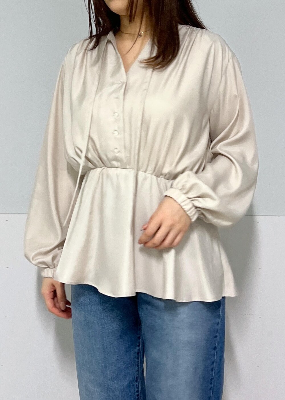 ブルー系のデニムパンツ、ベージュ系のシャツ/ブラウスを着用したレディースの春コーディネートの7枚目の写真