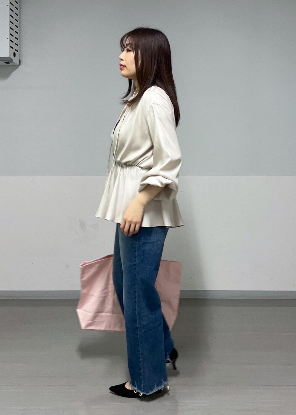 ブルー系のデニムパンツ、ベージュ系のシャツ/ブラウスを着用したレディースの春コーディネートの4枚目の写真