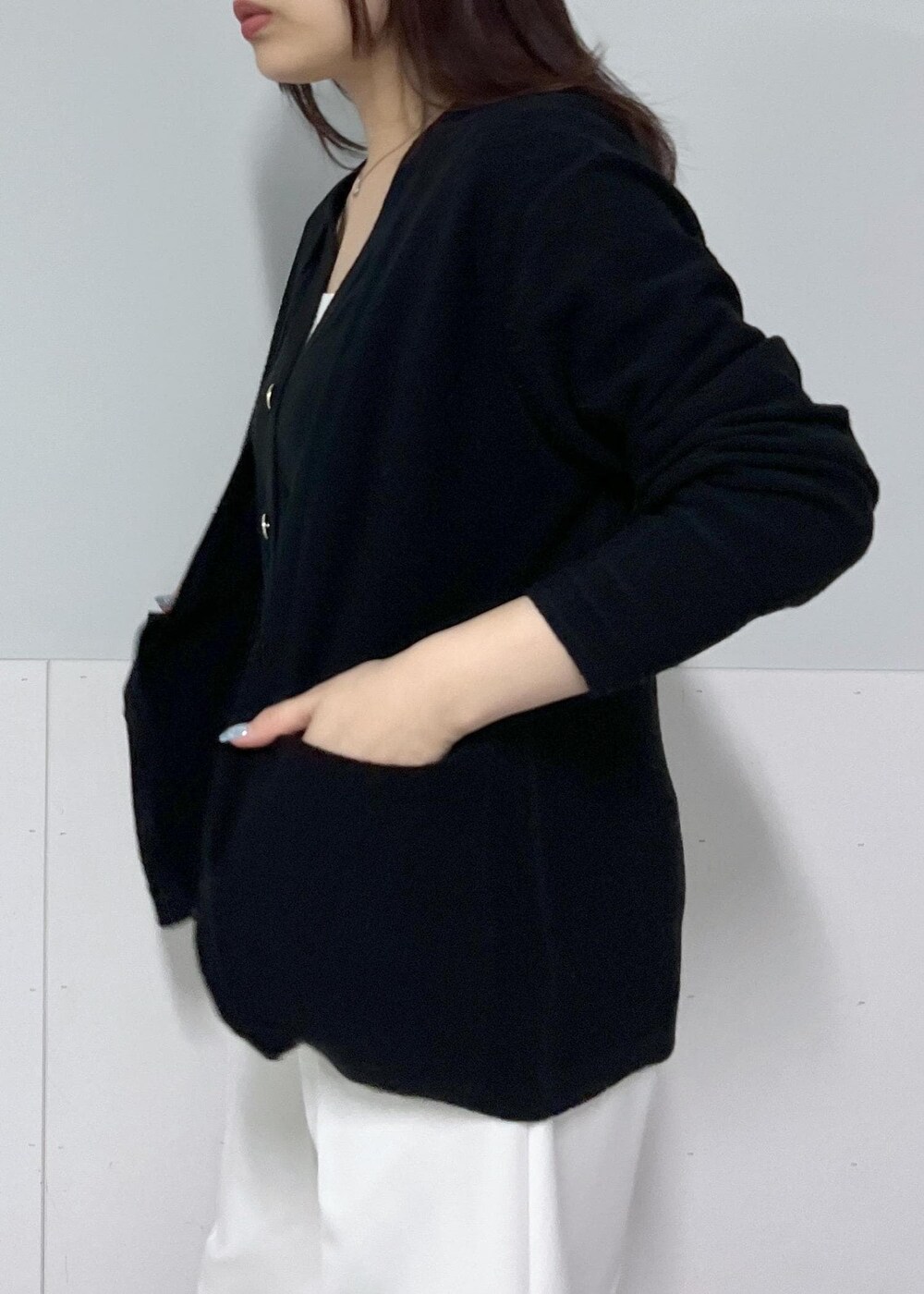 ホワイト系のその他パンツ、ブラック系のトートバッグ、ブラック系のカーディガン/ボレロを着用したレディースの冬コーディネートの6枚目の写真