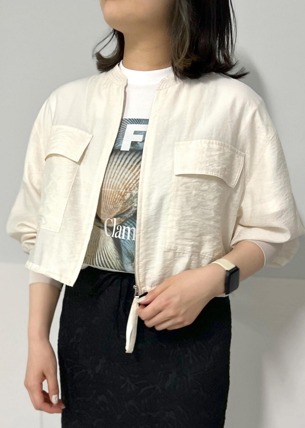 ブラック系のサンダル、ホワイト系のTシャツ/カットソー、ホワイト系のトートバッグを着用したレディースの春コーディネートの4枚目の写真