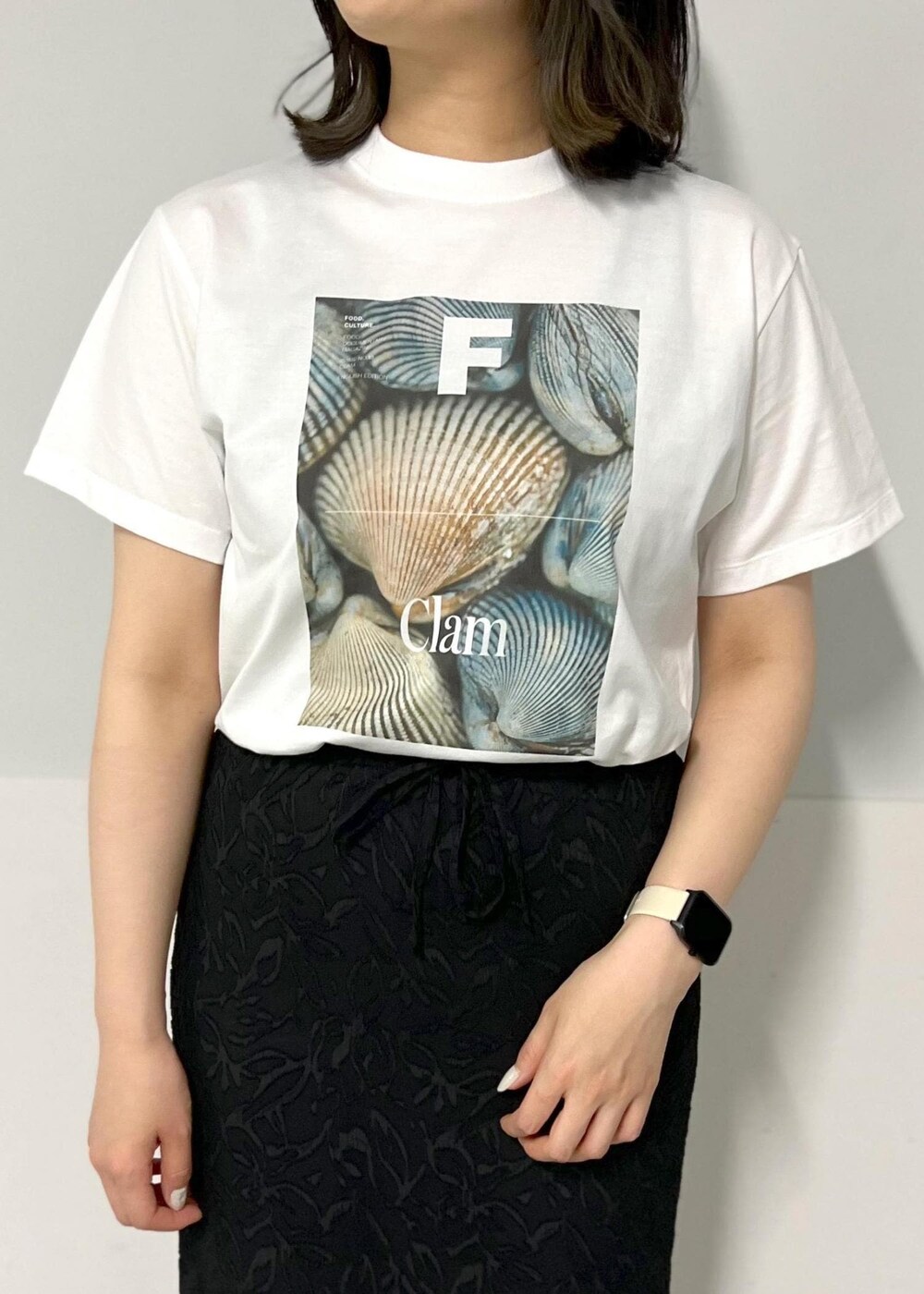 ブラック系のサンダル、ホワイト系のTシャツ/カットソー、ホワイト系のトートバッグを着用したレディースの春コーディネートの6枚目の写真