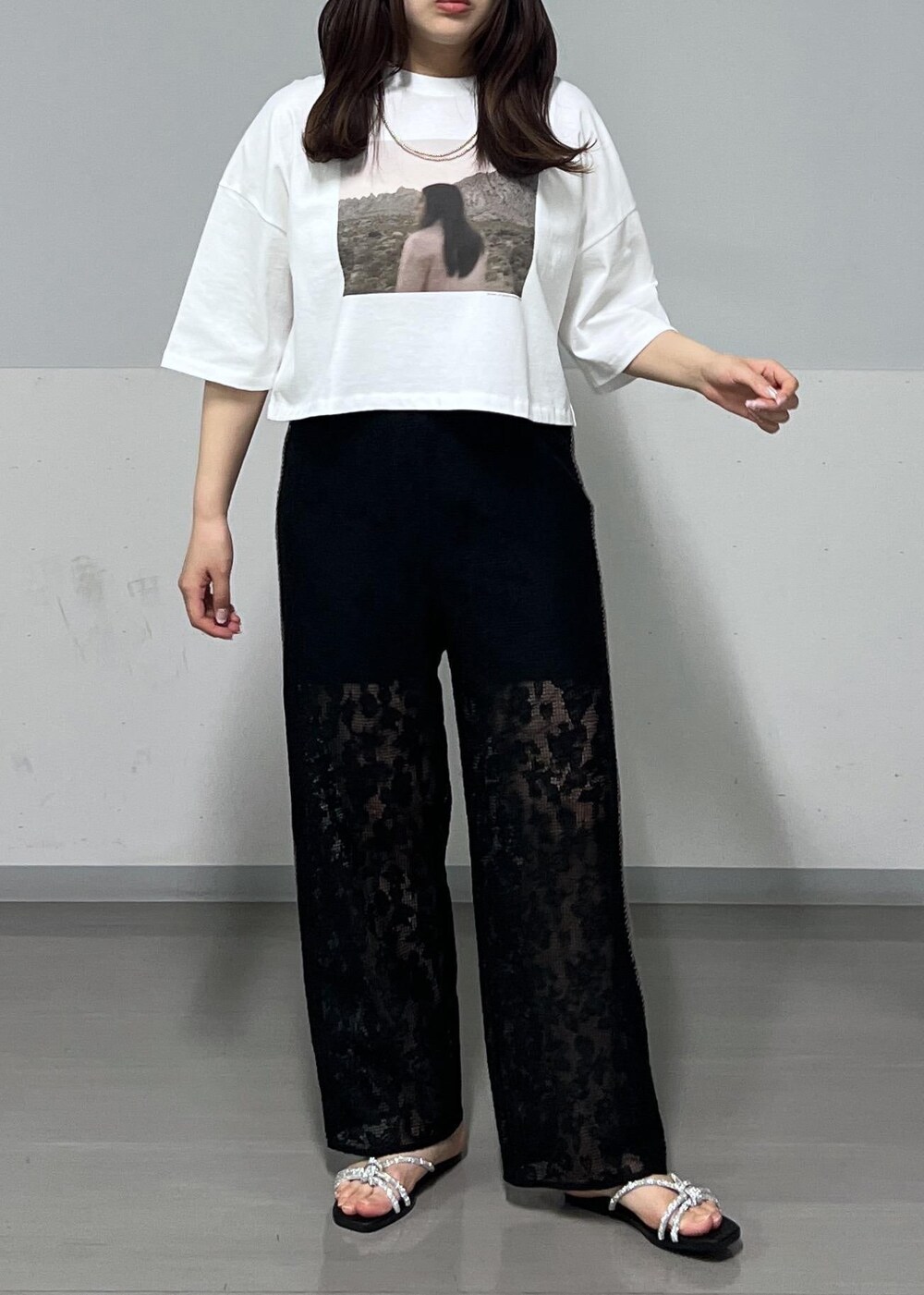 シルバー系のショルダーバッグ、ゴールド系のサンダル、ゴールド系のカーディガン/ボレロを着用したレディースの春コーディネートの8枚目の写真