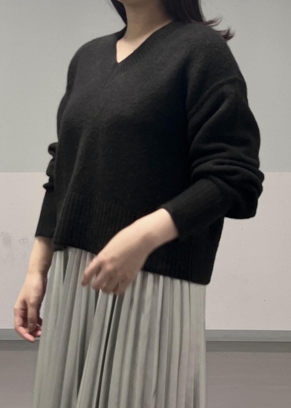 ブラック系のブーツ、ブラウン系のニット/セーター、シルバー系のスカートを着用したレディースの秋コーディネートの9枚目の写真