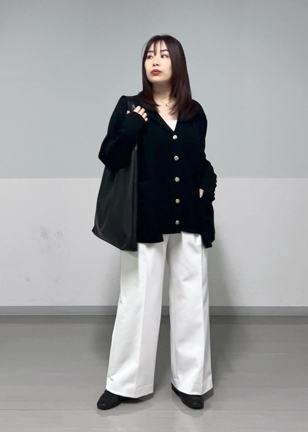 ホワイト系のその他パンツ、ブラック系のトートバッグ、ブラック系のカーディガン/ボレロを着用したレディースの冬コーディネートの2枚目の写真