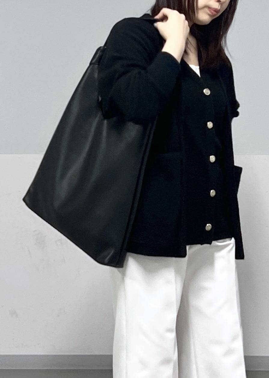 ホワイト系のその他パンツ、ブラック系のトートバッグ、ブラック系のカーディガン/ボレロを着用したレディースの冬コーディネートの8枚目の写真