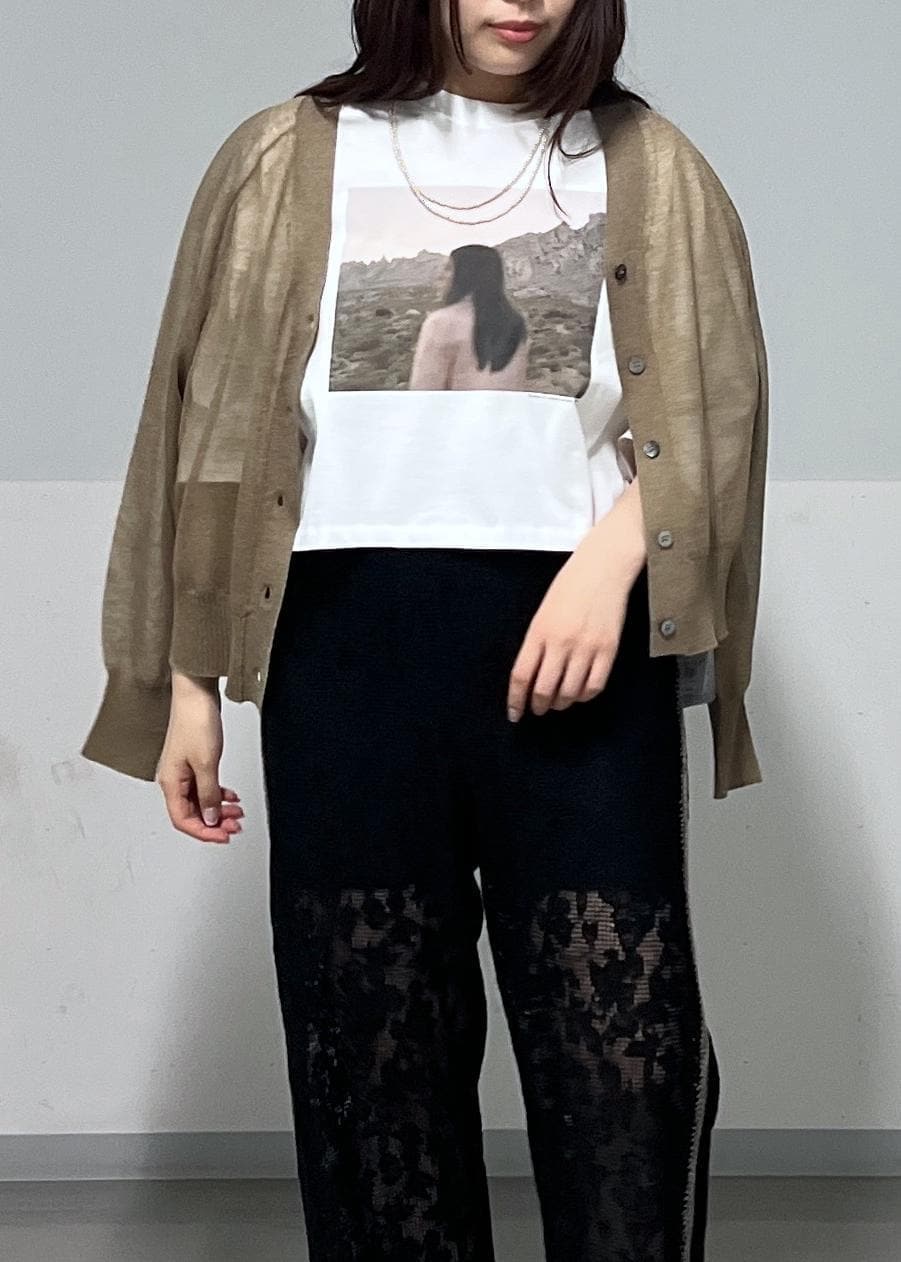 シルバー系のショルダーバッグ、ゴールド系のサンダル、ゴールド系のカーディガン/ボレロを着用したレディースの春コーディネートの4枚目の写真