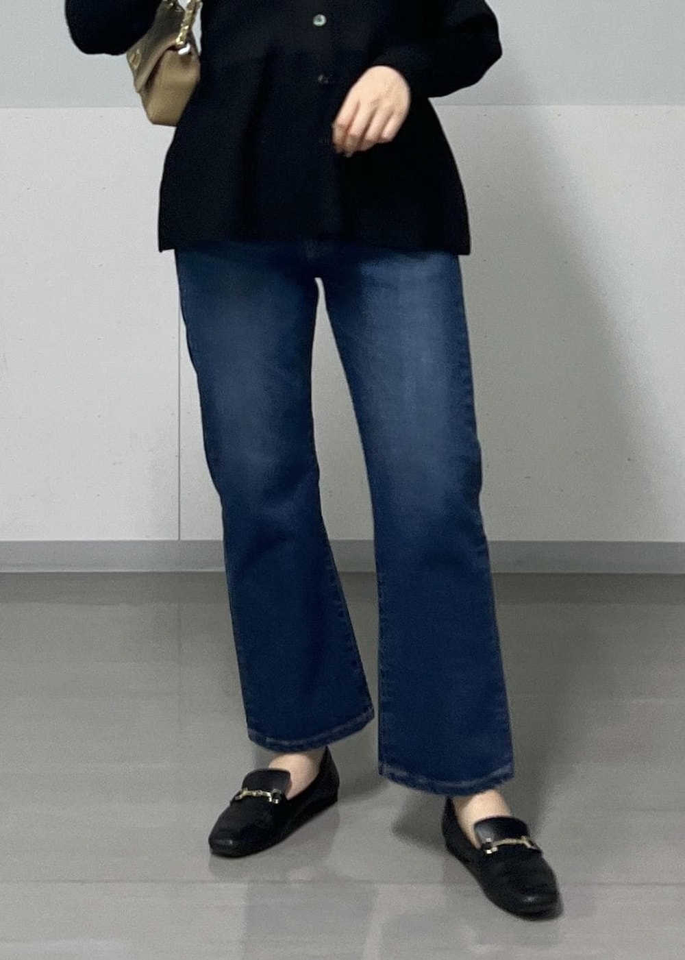 ベージュ系のショルダーバッグ、ブラック系のカーディガン/ボレロを着用したレディースの秋コーディネートの7枚目の写真