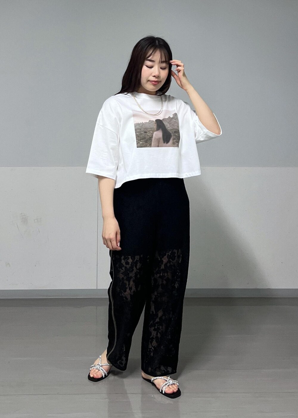 シルバー系のショルダーバッグ、ゴールド系のサンダル、ゴールド系のカーディガン/ボレロを着用したレディースの春コーディネートの6枚目の写真