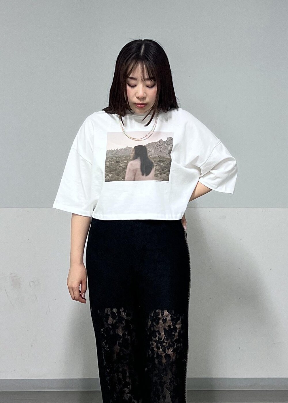 シルバー系のショルダーバッグ、ゴールド系のサンダル、ゴールド系のカーディガン/ボレロを着用したレディースの春コーディネートの9枚目の写真