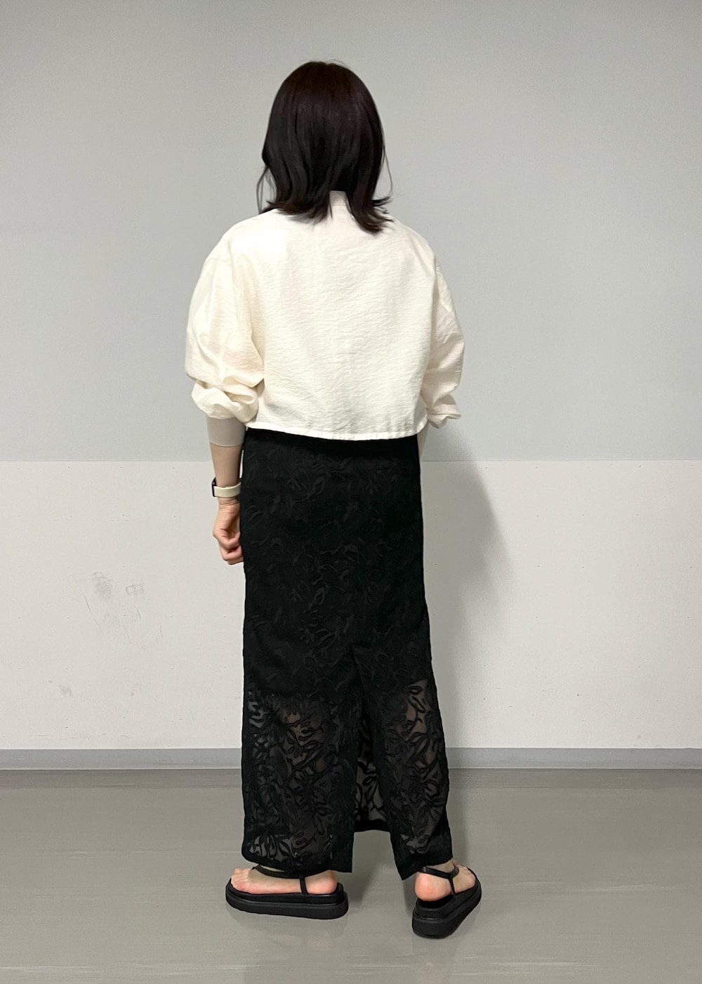 ブラック系のサンダル、ホワイト系のTシャツ/カットソー、ホワイト系のトートバッグを着用したレディースの春コーディネートの3枚目の写真