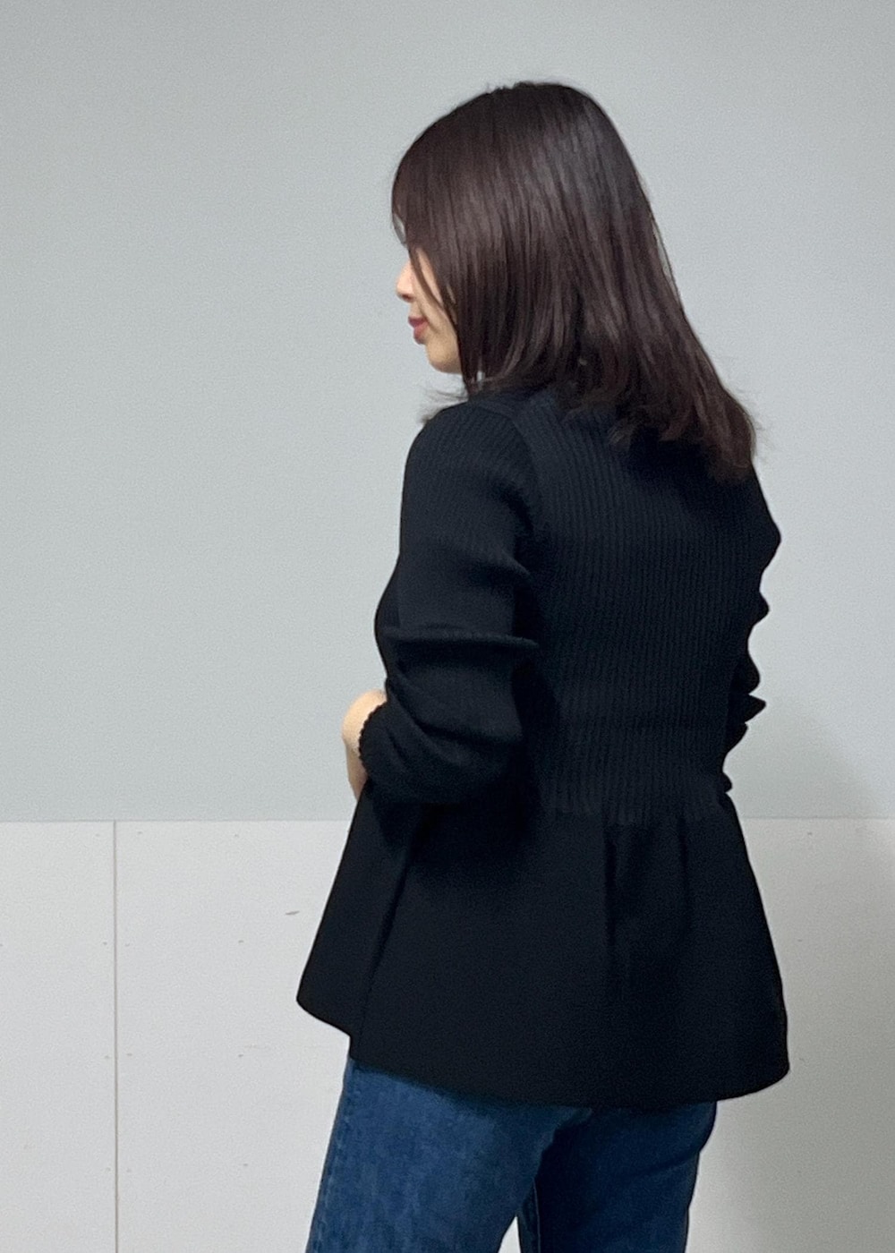 ベージュ系のショルダーバッグ、ブラック系のカーディガン/ボレロを着用したレディースの秋コーディネートの6枚目の写真