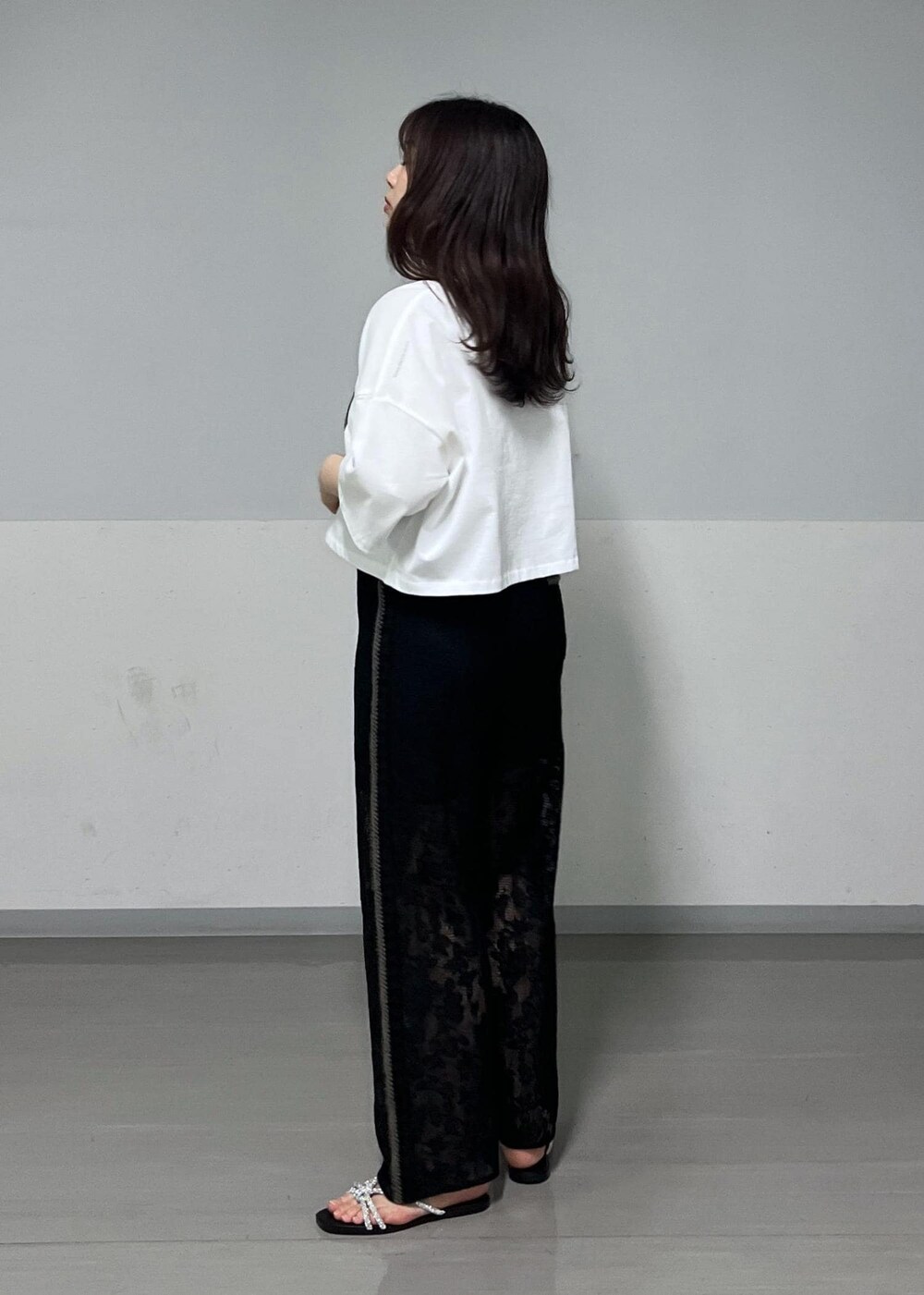 シルバー系のショルダーバッグ、ゴールド系のサンダル、ゴールド系のカーディガン/ボレロを着用したレディースの春コーディネートの7枚目の写真