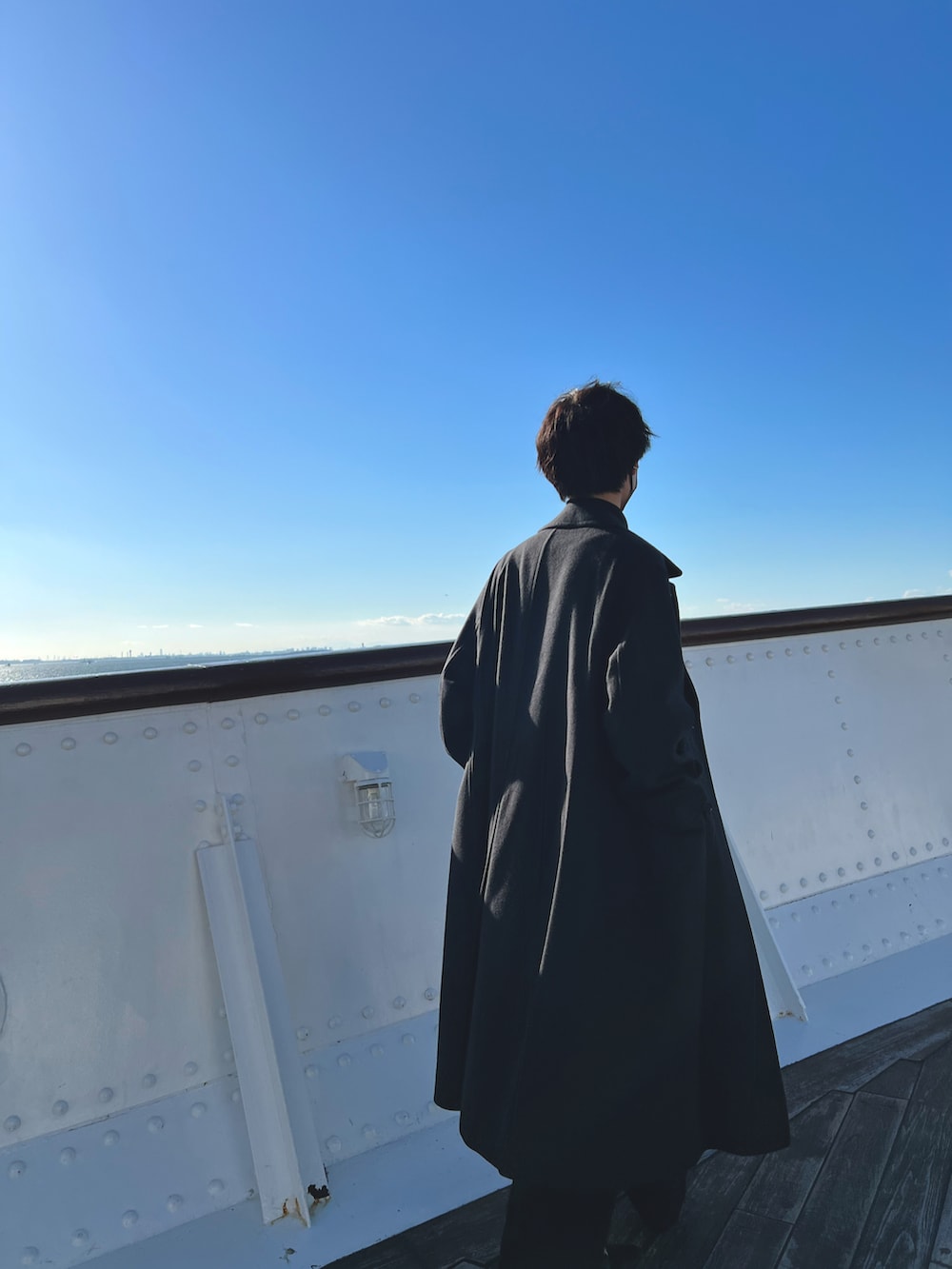 「きれいめカジュアル、お洒落さんとつながりたい、ビッグシルエット、ディズニーコーデ、ディズニー、ディズニーランド、ディズニーシー、黒、モノトーン、休日スタイル、クリスマス、LIDnM、タートルネック、ダウンジャケット、コート」｜「LIDNMのWOOL GABA IRREGULAR SLEEVE LOOSE PUFFER（ダウンジャケット/コート、グレー系）」を使った、Yuuki さん（メンズ・175cm）の冬コーディネートの3枚目の写真