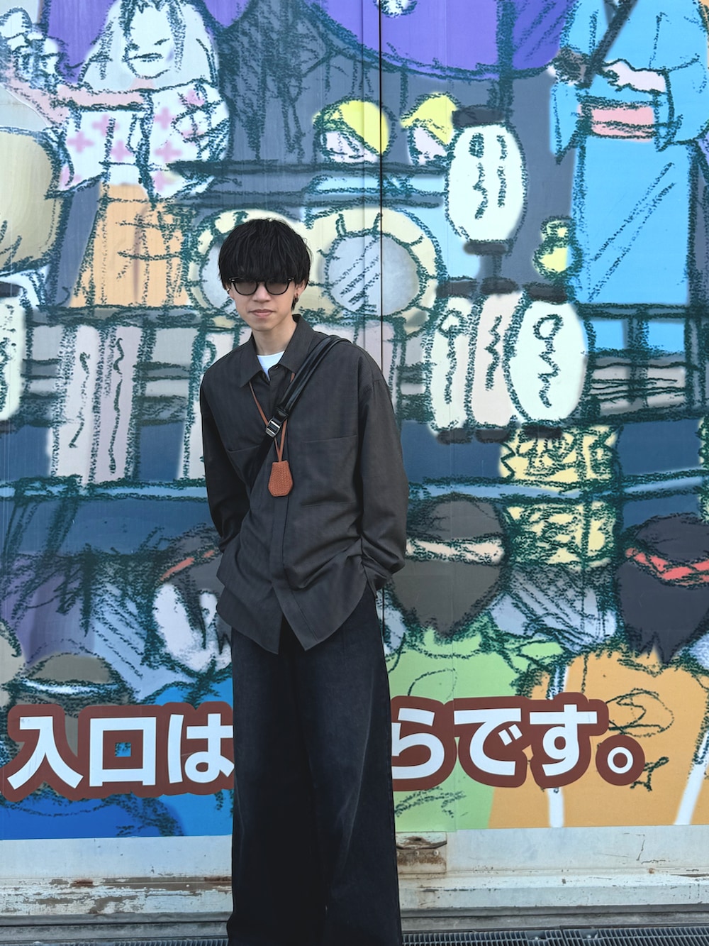 グリーン系のシャツ/ブラウス、ブラック系のデニムパンツ、ブラック系のドレスシューズを着用したメンズの春コーディネートの2枚目の写真