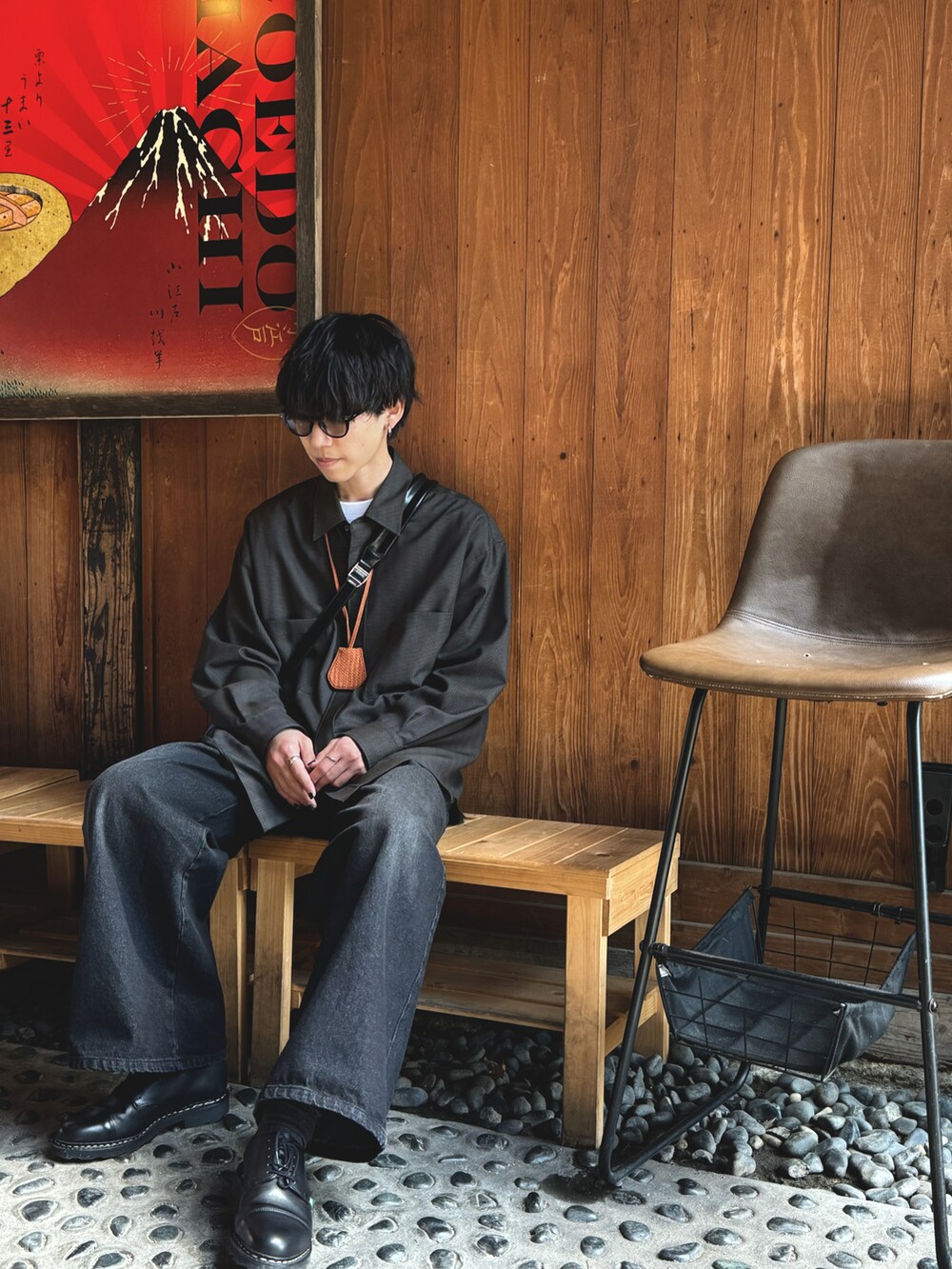 グリーン系のシャツ/ブラウス、ブラック系のデニムパンツ、ブラック系のドレスシューズを着用したメンズの春コーディネートの5枚目の写真