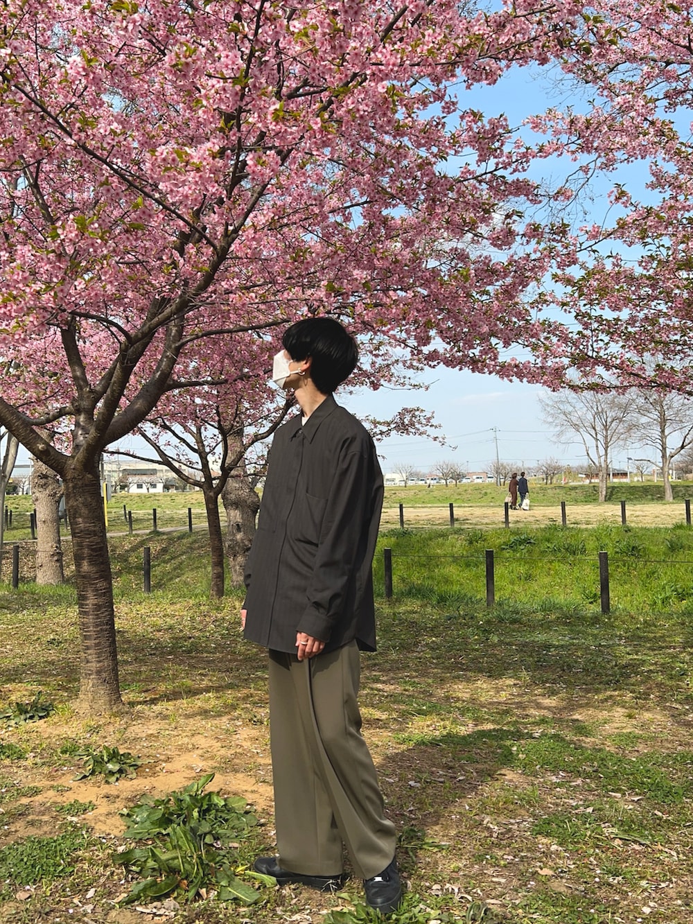 グリーン系のシャツ/ブラウス、ホワイト系のTシャツ/カットソー、グリーン系のスラックスを着用したメンズの冬コーディネートの3枚目の写真