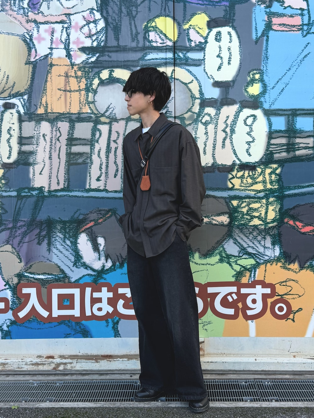 グリーン系のシャツ/ブラウス、ブラック系のデニムパンツ、ブラック系のドレスシューズを着用したメンズの春コーディネートの3枚目の写真