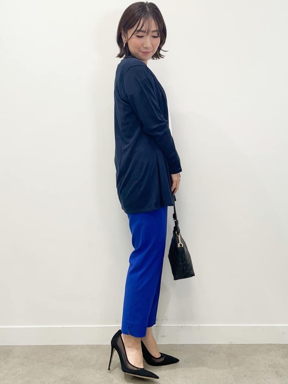 ホワイト系のカーディガン/ボレロ、ホワイト系のTシャツ/カットソー、ブルー系のその他パンツを着用したレディースの春コーディネートの3枚目の写真