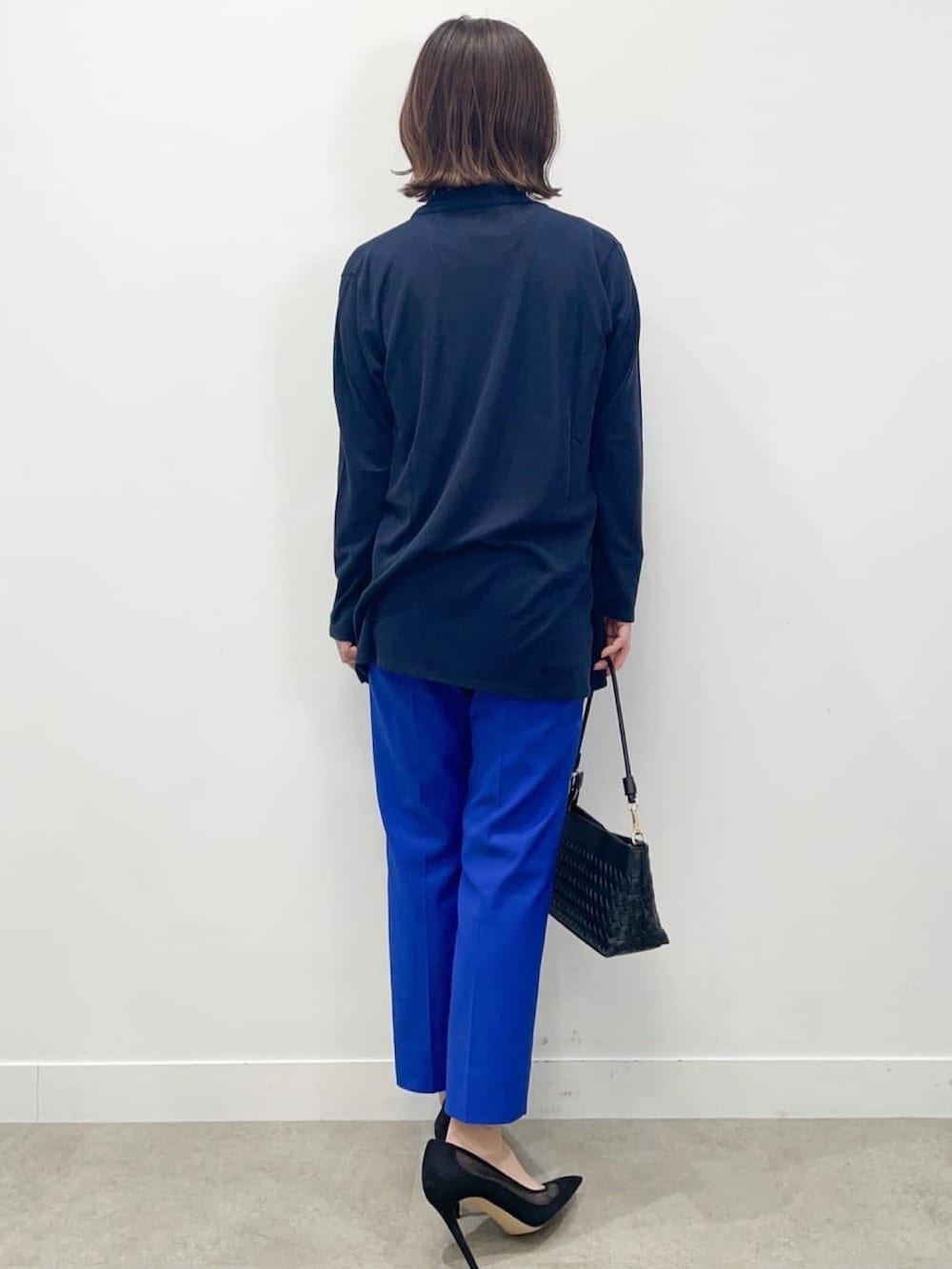 ホワイト系のカーディガン/ボレロ、ホワイト系のTシャツ/カットソー、ブルー系のその他パンツを着用したレディースの春コーディネートの4枚目の写真