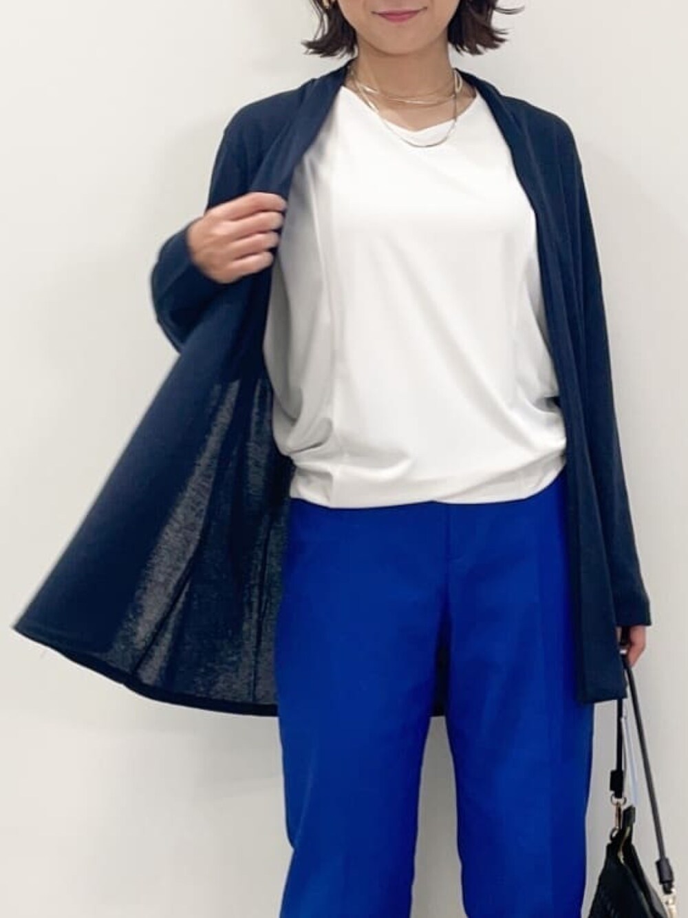 ホワイト系のカーディガン/ボレロ、ホワイト系のTシャツ/カットソー、ブルー系のその他パンツを着用したレディースの春コーディネートの6枚目の写真