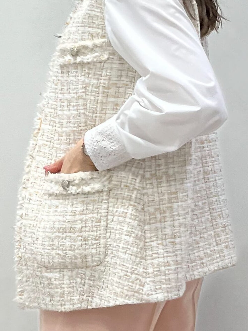 ブラック系のベスト、ピンク系のその他パンツ、ホワイト系のシャツ/ブラウスを着用したレディースの春コーディネートの5枚目の写真