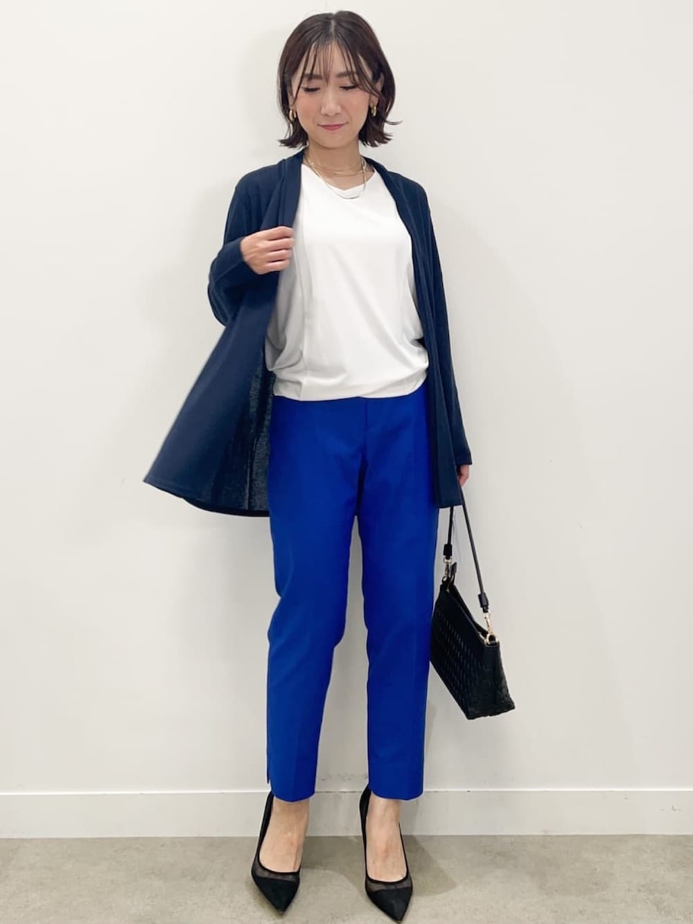 ホワイト系のカーディガン/ボレロ、ホワイト系のTシャツ/カットソー、ブルー系のその他パンツを着用したレディースの春コーディネートの2枚目の写真