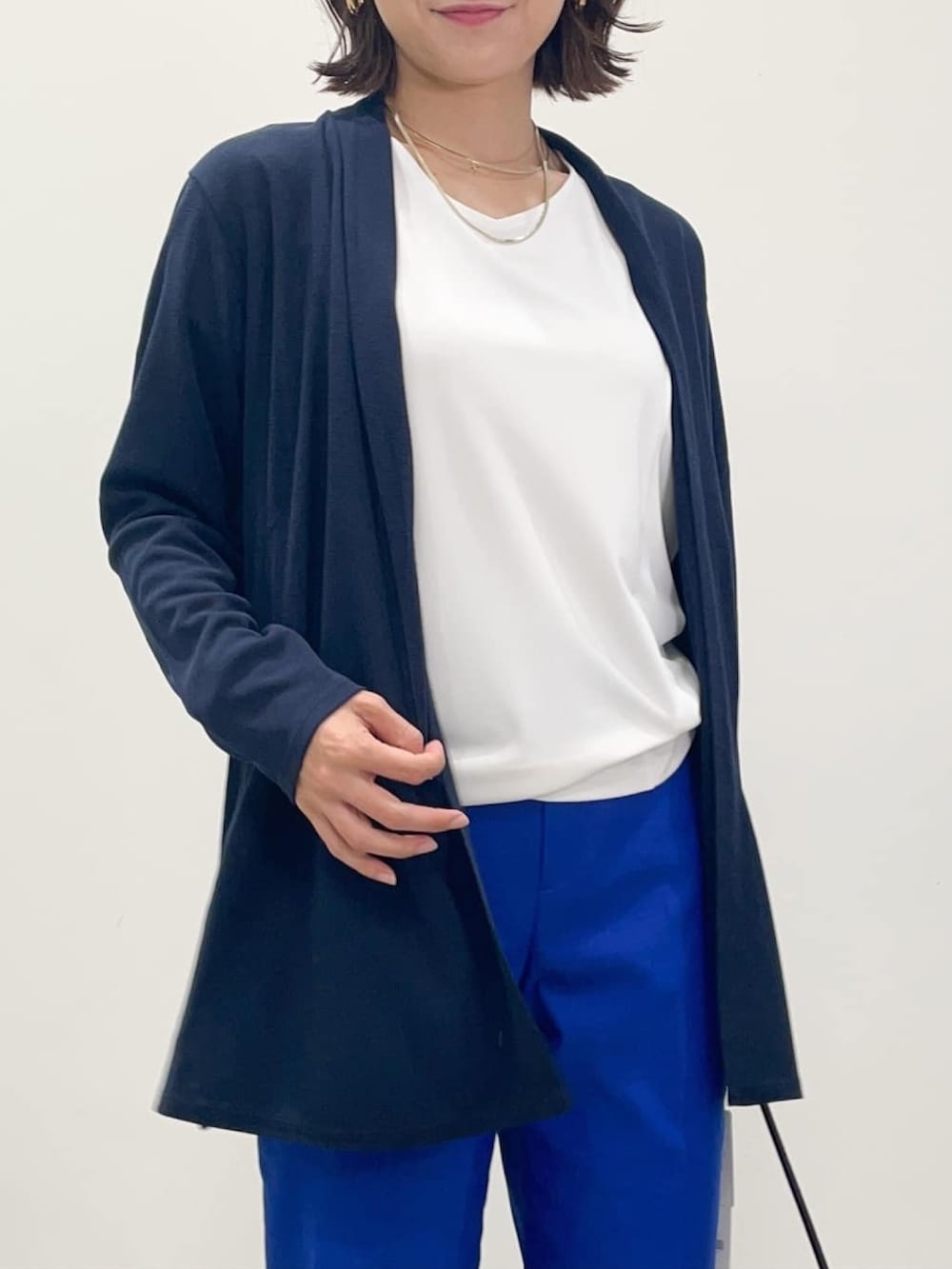 ホワイト系のカーディガン/ボレロ、ホワイト系のTシャツ/カットソー、ブルー系のその他パンツを着用したレディースの春コーディネートの5枚目の写真