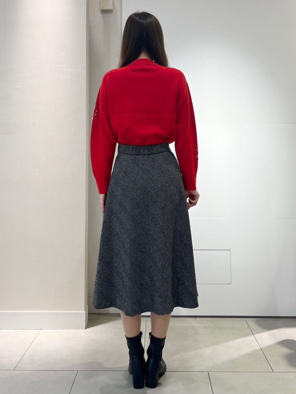 レッド系のニット/セーターを着用したレディースの秋コーディネートの3枚目の写真