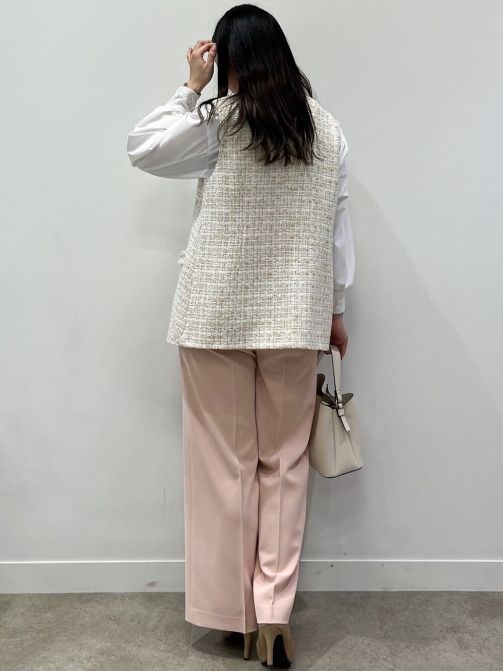 ブラック系のベスト、ピンク系のその他パンツ、ホワイト系のシャツ/ブラウスを着用したレディースの春コーディネートの4枚目の写真