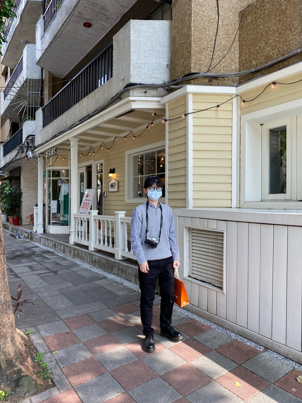 ブラック系のチノパンツ、グリーン系のシャツ/ブラウス、ブラック系のドレスシューズを着用したレディースの春コーディネートの2枚目の写真